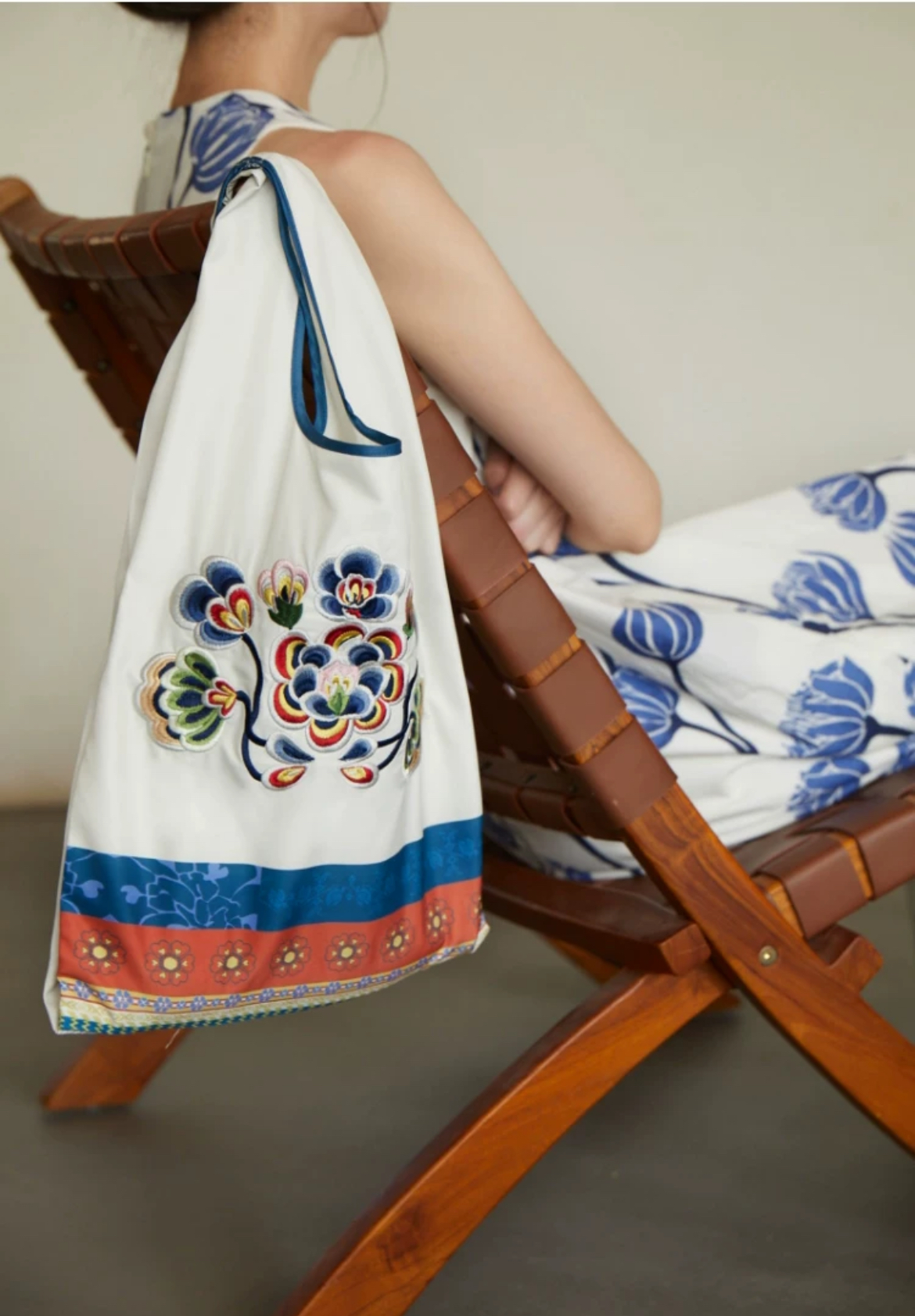 Dunhuang Baiana Embroidered Floral Handbag - Image 2