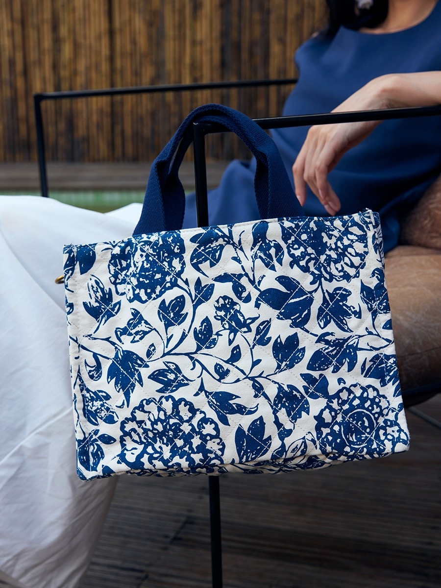 Blue and white peony pattern Tote Bag