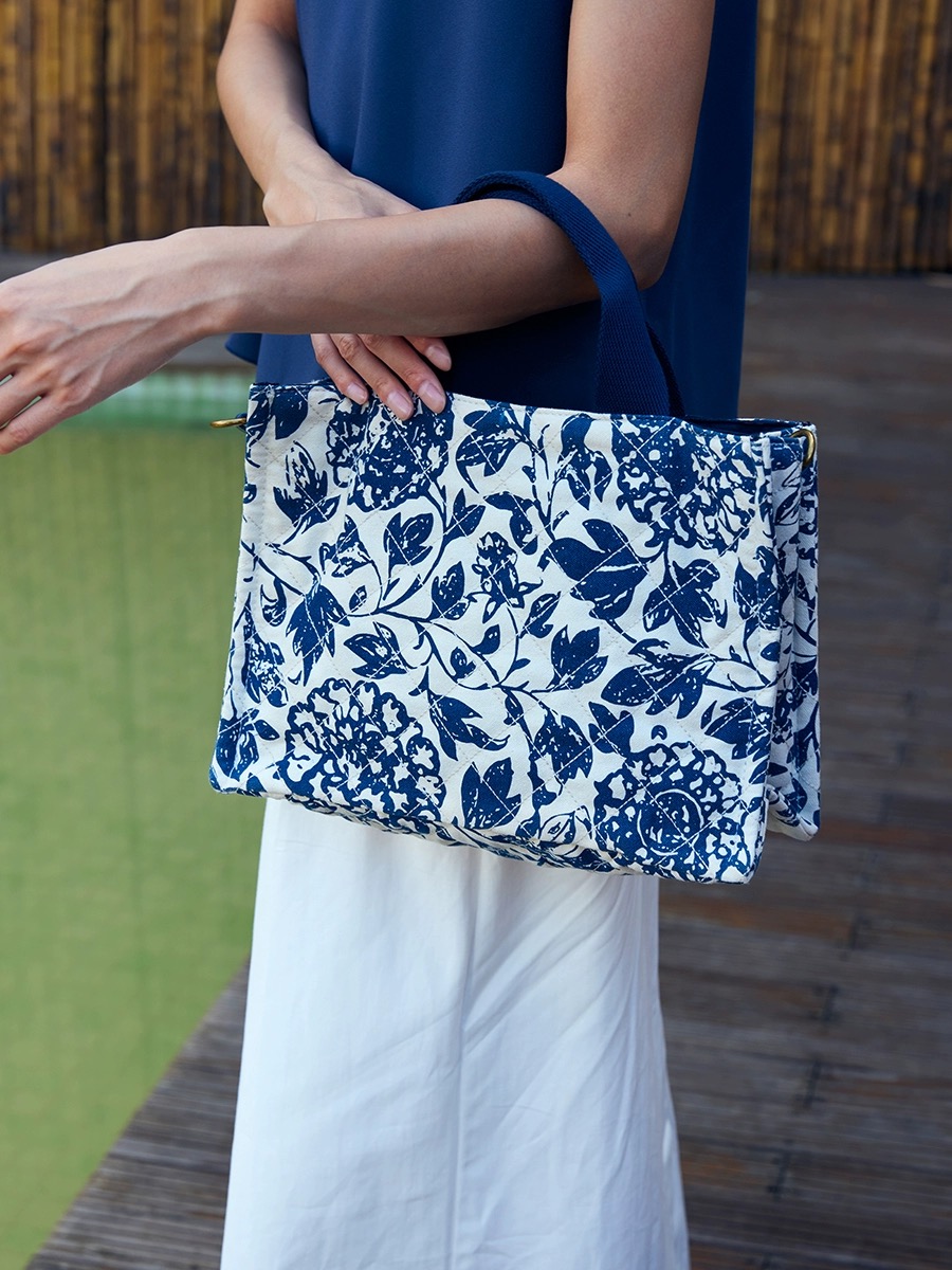 Blue and white peony pattern Tote Bag - Image 3