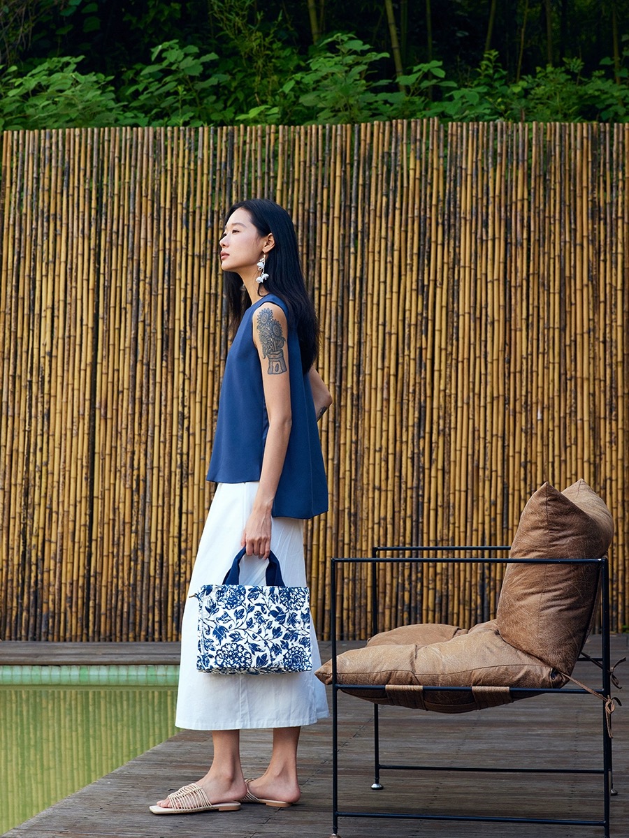 Blue and white peony pattern Tote Bag - Image 2