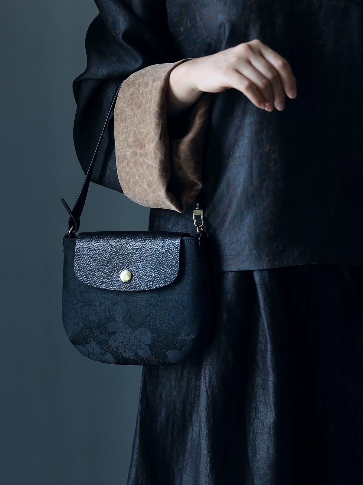 Gambiered Guangdong Gauze Cowhide Leather Handbag 1# - Image 4